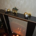 Bolas de navidad en la chimenea