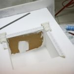 Pegue la parte superior de madera contrachapada delgada