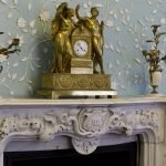 Reloj con estatuillas