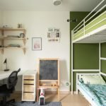 Lámparas en la pared junto a la cama
