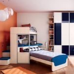 Cama con lugar de trabajo en la guardería para dos niños