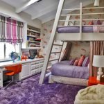 La combinación de alfombra lila y muebles blancos.