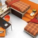 Interior blanco con detalles en naranja.