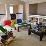Mesas con juegos en la guardería