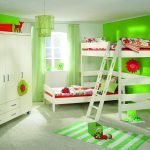 Interior verde claro con muebles blancos.