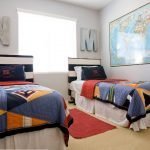 Mapa en la pared sobre la cama