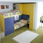 Muebles amarillos y azules en la guardería