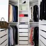 Vestidor en una despensa convertida