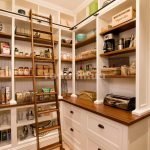 Productos en una pequeña despensa en la cocina