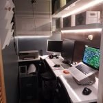 Escritorio de computadora en la despensa