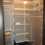 Estanterías metálicas en la despensa