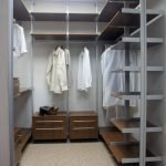 Almacenamiento de ropa en la despensa.