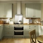 Cocina en forma de U en color oliva