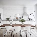 Diseño moderno de cocina en colores vivos.