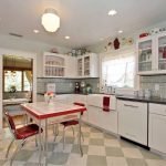 Diseño de cocina blanco con rojo
