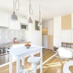 Cocina-sala de estar en colores vivos