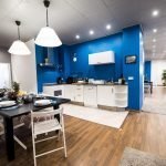 Separación de cocina y salón por iluminación.