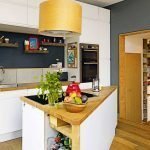 Pequeña cocina con salón.