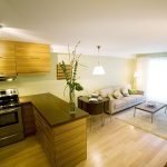 Cocina de madera con electrodomésticos.
