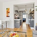 Comedor y cocina en un pequeño apartamento.