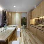 Diseño de cocina con mucha madera.
