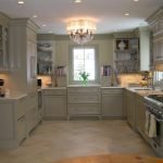 Muebles grises en el interior de la cocina.