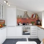 Delantal rojo en un interior blanco