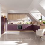 Muebles de cocina con fachada morada.