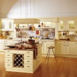 Muebles crema en la cocina