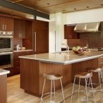 Nevera del color de los muebles de cocina.