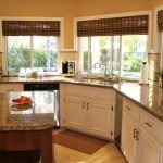 Interior de cocina con ventanal