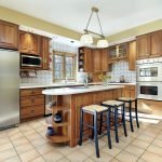 Interior con muebles de cocina de roble.
