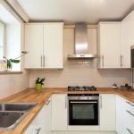 Muebles de cocina con microondas integrado.