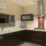La combinación de muebles oscuros y un delantal claro.