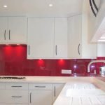 Delantal rojo en un interior blanco