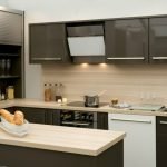 La combinación de madera clara y muebles oscuros.