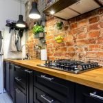 Pared de ladrillo en la cocina