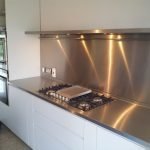 Muebles con encimeras de metal.