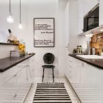 Alfombra a rayas en la cocina