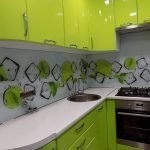 Interior con muebles verdes.