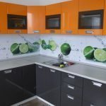 Taquillas naranjas en la pared