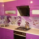 Muebles morados en la cocina