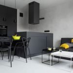 Muebles negros en la cocina.