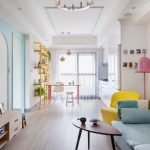 Lámparas colgantes sobre la mesa