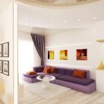Sofá morado en una luminosa sala de estar