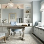 Asiento con cajones junto a la ventana