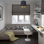 Estantes con libros sobre la mesa