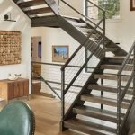 Escalera de metal con peldaños de madera.