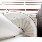 Escalera de caracol en una casa grande