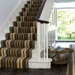 Alfombra marrón en escaleras de madera